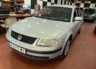 VOLSKWAGEN Passat 1.6i CONCEPLINE