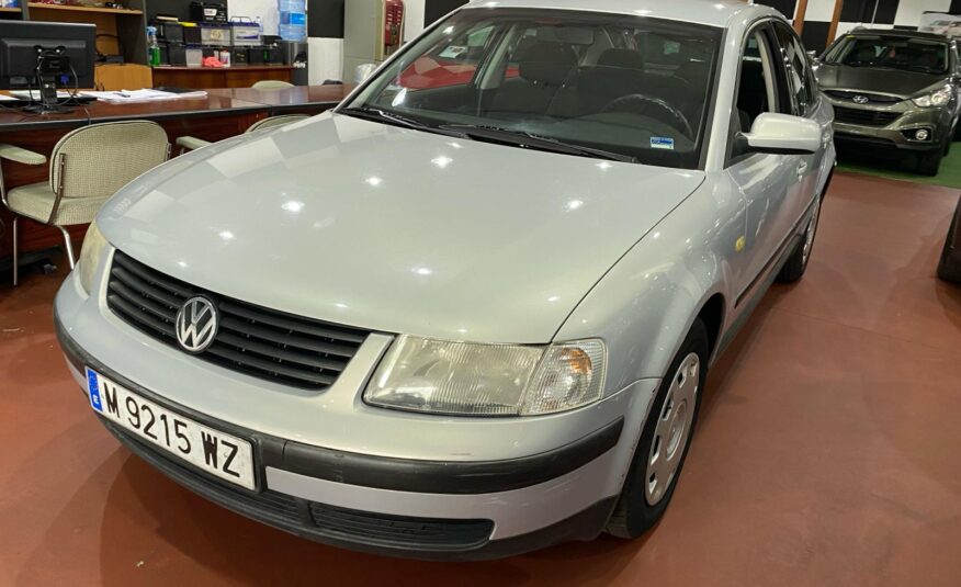 VOLSKWAGEN Passat 1.6i CONCEPLINE