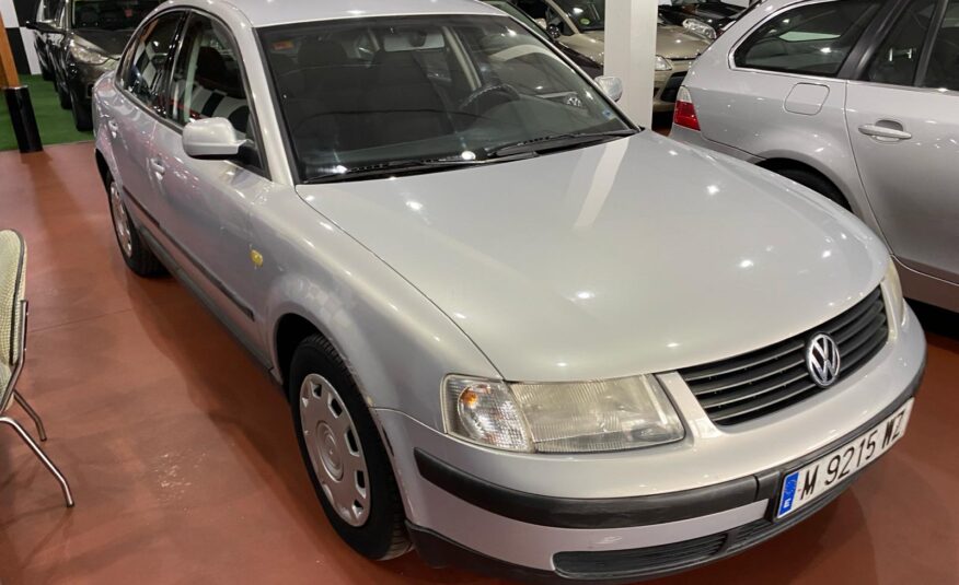 VOLSKWAGEN Passat 1.6i CONCEPLINE