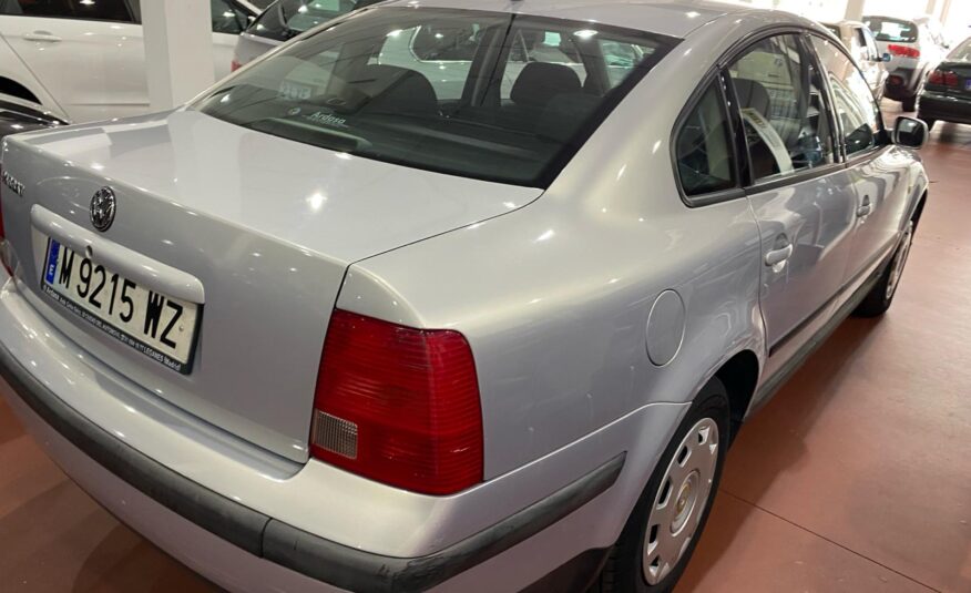 VOLSKWAGEN Passat 1.6i CONCEPLINE