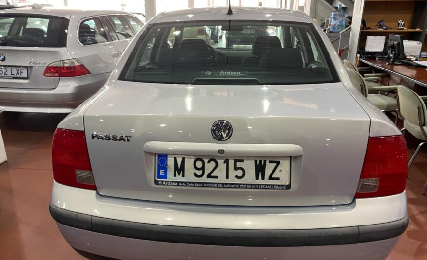 VOLSKWAGEN Passat 1.6i CONCEPLINE