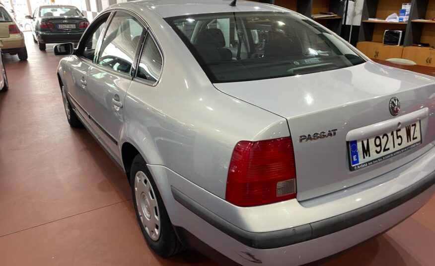 VOLSKWAGEN Passat 1.6i CONCEPLINE
