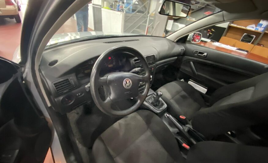 VOLSKWAGEN Passat 1.6i CONCEPLINE