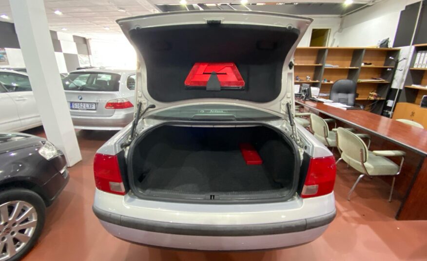 VOLSKWAGEN Passat 1.6i CONCEPLINE