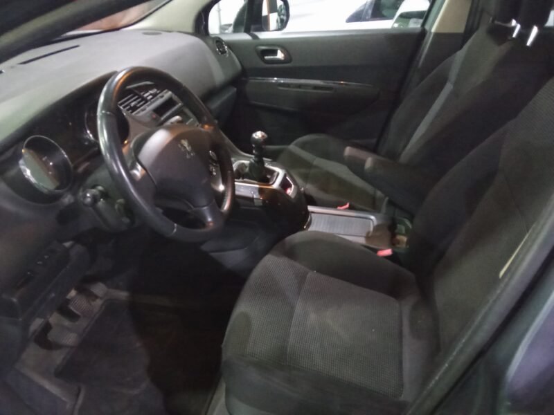 PEUGEOT 5008 1.6 HDI ACTIVE