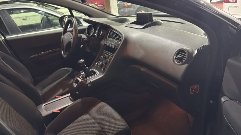 PEUGEOT 5008 2.0 HDI 150cv EXCLUSIVE