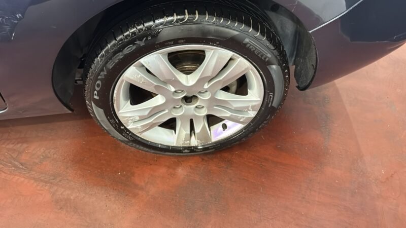 PEUGEOT 5008 1.6 HDi Allure