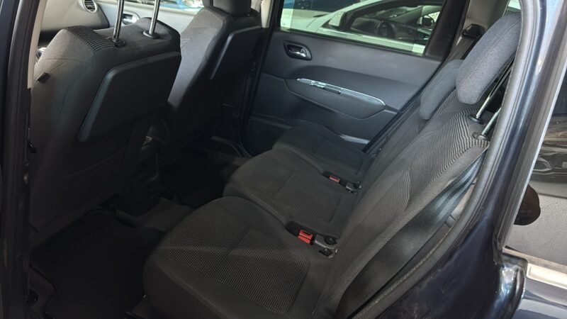 PEUGEOT 5008 1.6 HDi Allure