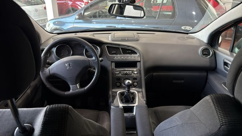 PEUGEOT 5008 1.6 HDi Allure