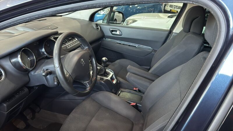 PEUGEOT 5008 1.6 HDi Allure