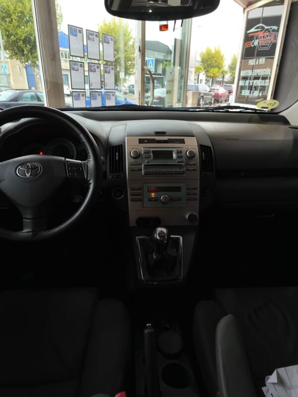 TOYOTA corrolla verso 2,2 4D sol