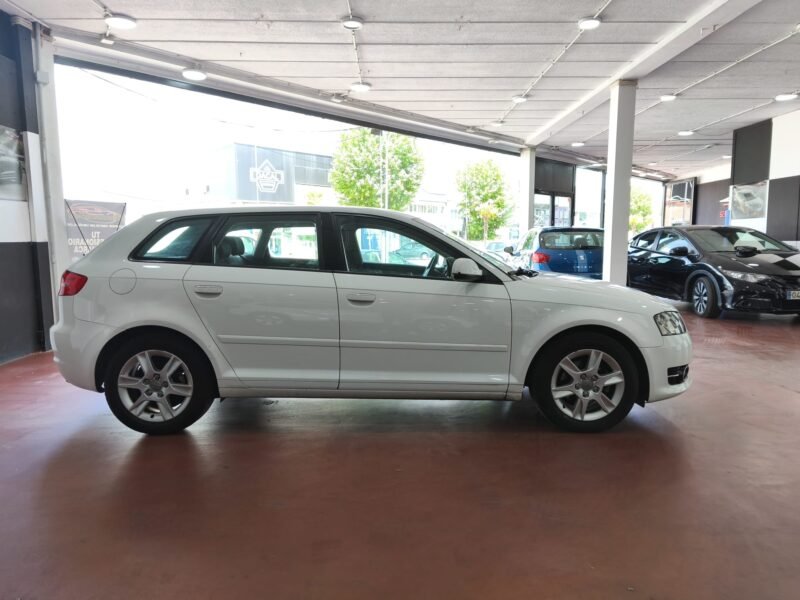 AUDI A3 1.6 TDi 105 atracccion