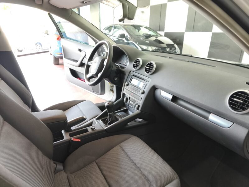 AUDI A3 1.6 TDi 105 atracccion